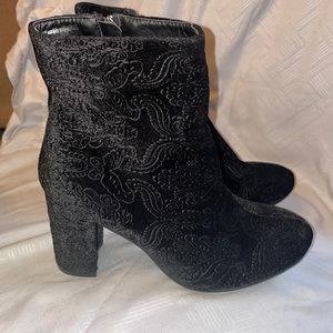 Diba Danica Velvet paisley booties Size8 black